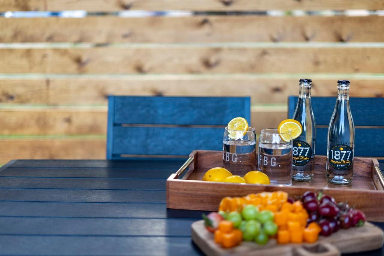 Container Haus Pet Friendly With Cowboy Pool Holiday home Fredericksburg