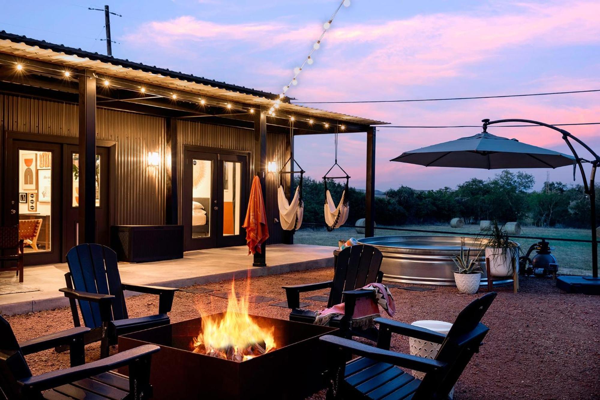 Container Haus Pet Friendly With Cowboy Pool Holiday home Fredericksburg