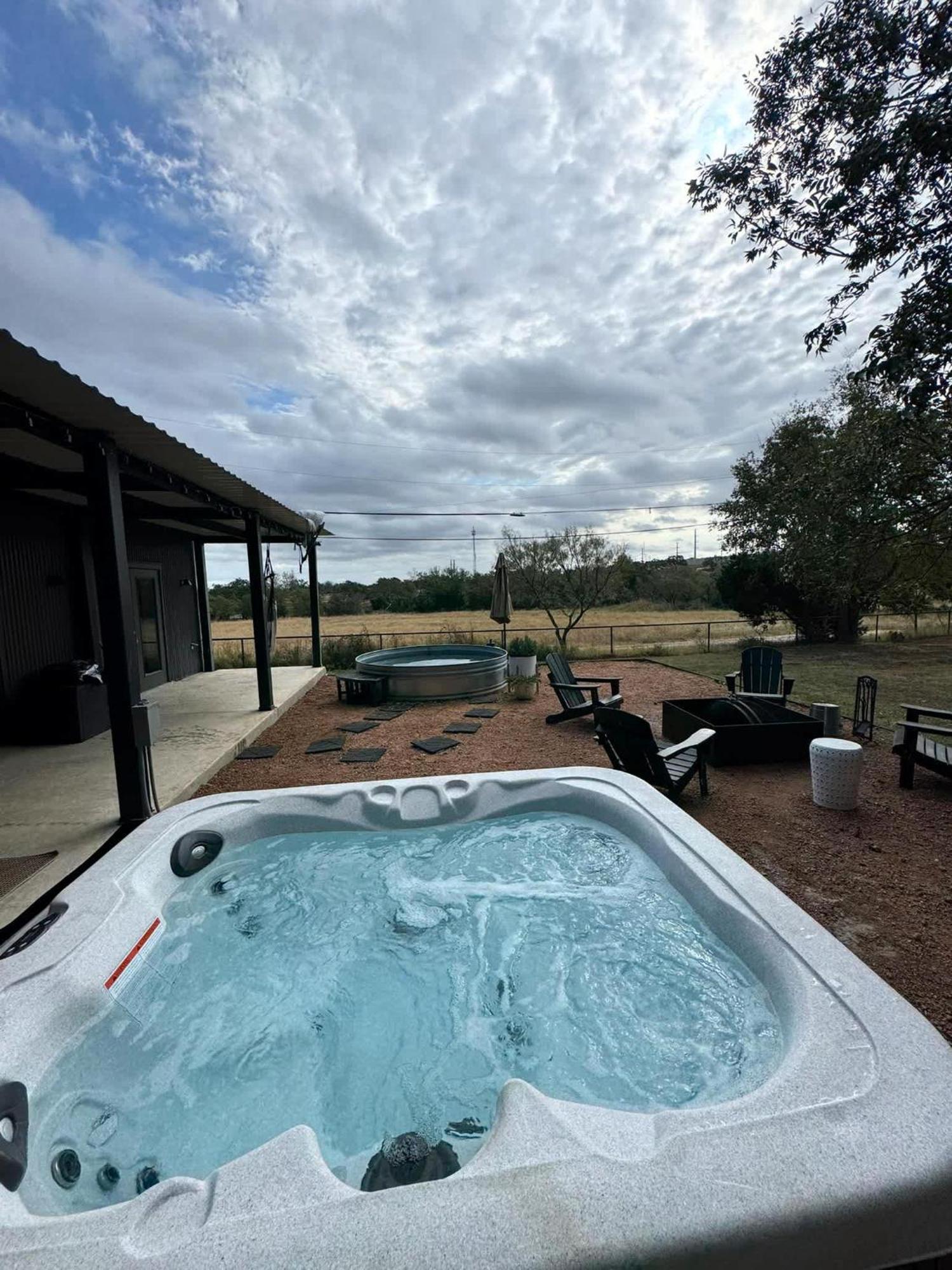 Container Haus Pet Friendly With Cowboy Pool Holiday home Fredericksburg